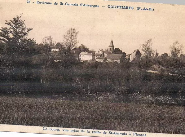  Vue du Bourg depuis la route de Regheat en 1910.